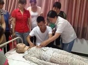 讓女人尷尬的十大男性職業(yè)排行 男催乳師工作的尷尬是直接接觸女性的隱私部位