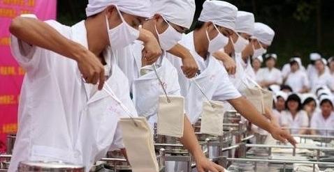 讓女人尷尬的十大男性職業(yè)排行 男催乳師工作的尷尬是直接接觸女性的隱私部位