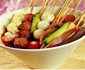 成都串串香十大品牌 小龍串燒擁有獨(dú)特的專業(yè)技術(shù)和經(jīng)營(yíng)方案