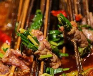 成都串串香十大品牌 小龍串燒擁有獨(dú)特的專業(yè)技術(shù)和經(jīng)營(yíng)方案