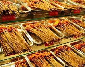 成都串串香十大品牌 小龍串燒擁有獨(dú)特的專業(yè)技術(shù)和經(jīng)營(yíng)方案