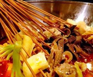 成都串串香十大品牌 小龍串燒擁有獨(dú)特的專業(yè)技術(shù)和經(jīng)營(yíng)方案