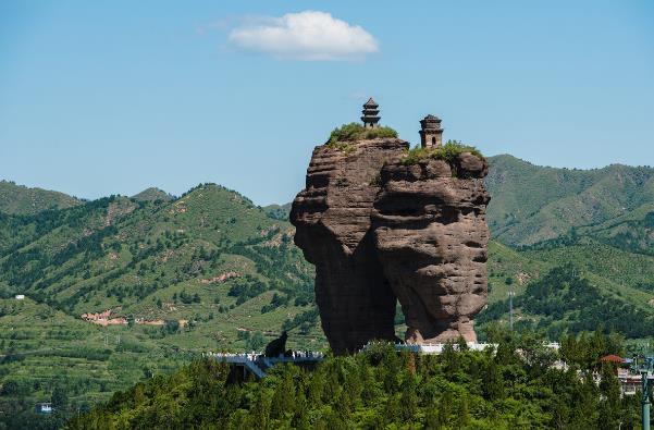 中國最險(xiǎn)的三大寺廟 位于山頂懸崖峭壁之間 雙塔山最負(fù)盛名
