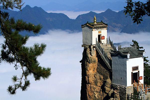中國最險(xiǎn)的三大寺廟 位于山頂懸崖峭壁之間 雙塔山最負(fù)盛名