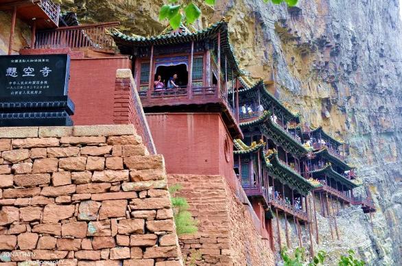 中國最險(xiǎn)的三大寺廟 位于山頂懸崖峭壁之間 雙塔山最負(fù)盛名