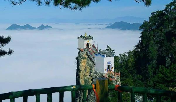 中國最險(xiǎn)的三大寺廟 位于山頂懸崖峭壁之間 雙塔山最負(fù)盛名