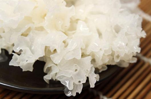 吃銀耳有什么好處?銀耳的營養(yǎng)價(jià)值和食療功效