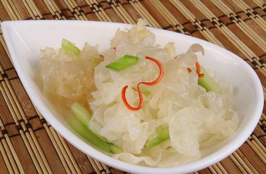 吃銀耳有什么好處?銀耳的營養(yǎng)價(jià)值和食療功效