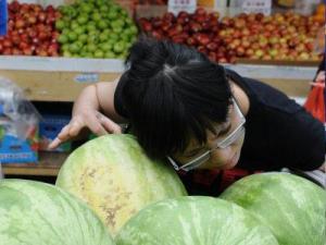 啃秋時(shí)怎樣挑選西瓜？如何挑選到好吃又甜的西瓜