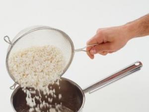 做大米飯?jiān)鯓犹悦撞耪_？淘米煮飯最常見(jiàn)的誤區(qū)