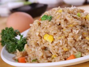醬油炒飯?jiān)趺醋?？醬油炒飯的做法