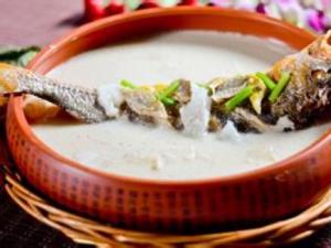 如何燉出奶白色的魚湯？怎樣燉魚湯味道更鮮