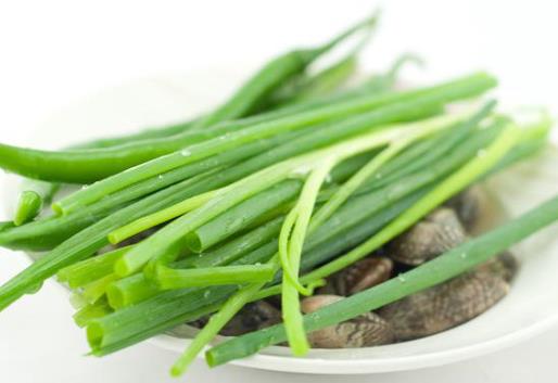 炒菜時怎樣利用蔥調(diào)味?做菜如何放蔥的小竅門