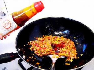 炒菜什么時候放醬油最好？炒菜放醬油的最佳時間