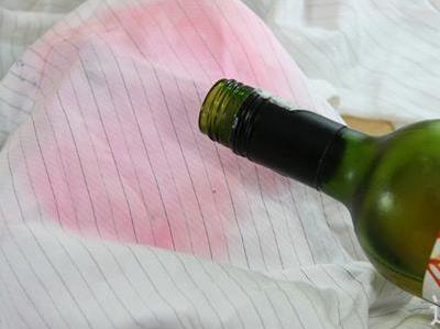 如何輕松洗掉衣服上的“頑固”紅酒漬?