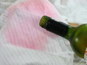 如何輕松洗掉衣服上的“頑固”紅酒漬？