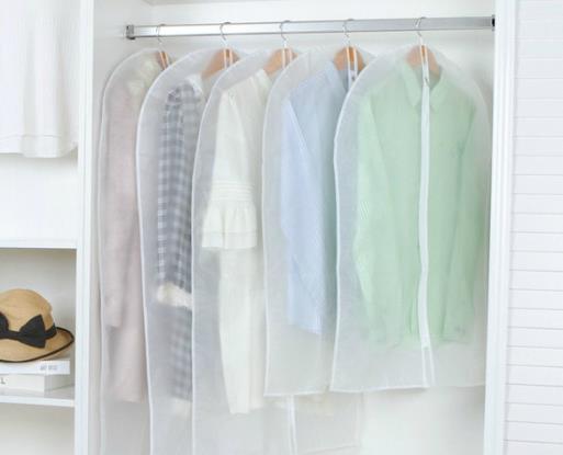 衣服防塵罩是塑料的好還是布的好?衣服放在防塵袋里面會不會霉?