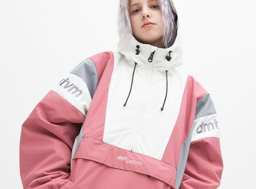 滑雪服要買(mǎi)大一號(hào)的嗎?滑雪服穿著去還是帶著去換