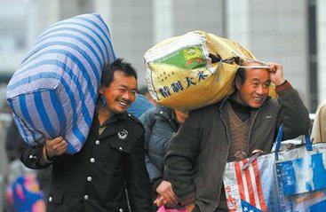 有錢沒(méi)錢回家過(guò)年,盤點(diǎn)歷年春節(jié)春運(yùn)中讓人淚奔的瞬間!