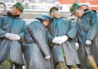 有錢沒(méi)錢回家過(guò)年,盤點(diǎn)歷年春節(jié)春運(yùn)中讓人淚奔的瞬間!