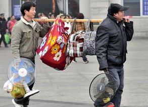有錢沒(méi)錢回家過(guò)年,盤點(diǎn)歷年春節(jié)春運(yùn)中讓人淚奔的瞬間!