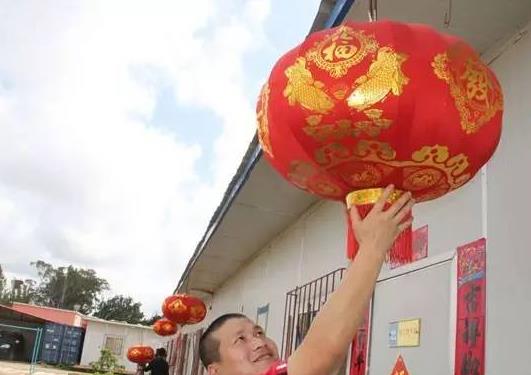 過年掛的燈籠要一年一換嗎?過年掛燈籠一般掛幾個(gè)最合適