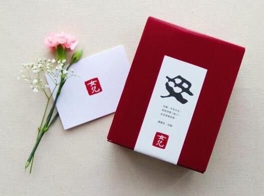 母親節(jié)送花的卡片怎么寫才好?母親節(jié)送什么好