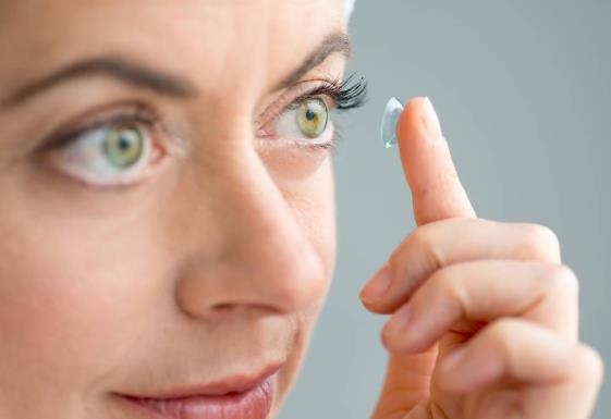 隱形眼鏡怎么區(qū)分正反?隱形眼鏡日拋碎在眼睛里怎么辦?