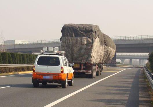 看到大貨車是要超車還是退一點(diǎn)更安全?如何舉報(bào)大貨車違法行為