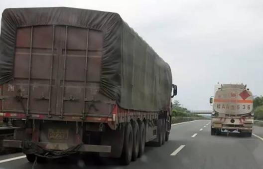 看到大貨車保持多少距離最安全?拐彎盲區(qū)撞人算全責(zé)嗎?