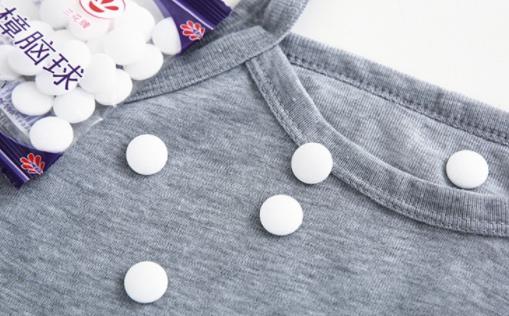 衣柜里放樟腦丸衣服可以直接穿嗎 放有樟腦丸的衣服要洗嗎