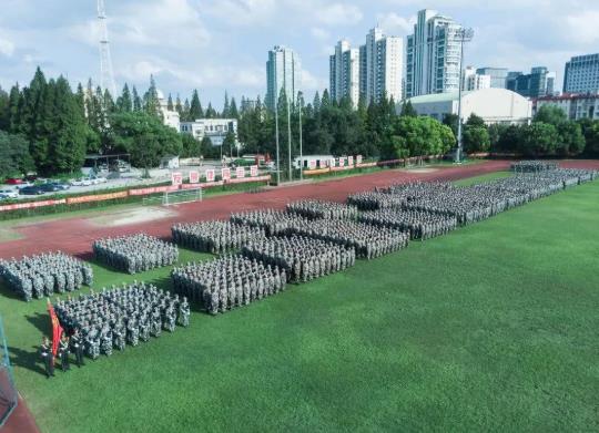 大學(xué)軍訓(xùn)不參加會怎么樣?大學(xué)軍訓(xùn)晚上可以玩手機嗎?