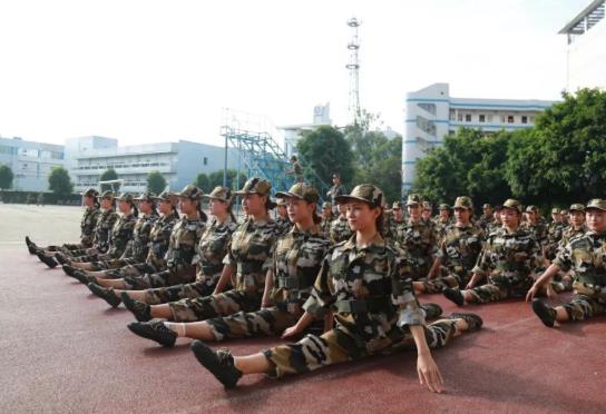 大學(xué)軍訓(xùn)不參加會怎么樣?大學(xué)軍訓(xùn)晚上可以玩手機嗎?
