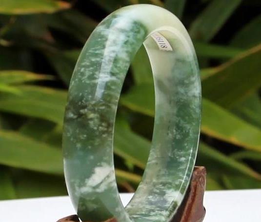 陜西的藍(lán)田玉手鐲的市場價(jià)格是多少?怎么區(qū)分藍(lán)田玉的檔次?