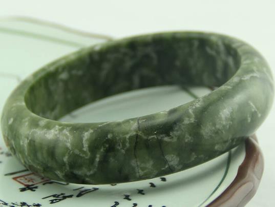 陜西的藍(lán)田玉手鐲的市場價(jià)格是多少?怎么區(qū)分藍(lán)田玉的檔次?