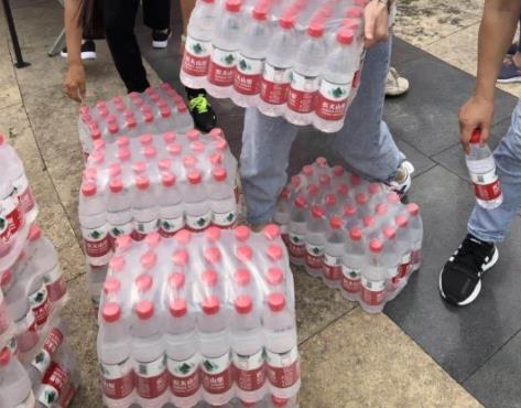 痘黛夫快速祛痘連鎖設立送水點,為高考學子保駕護航