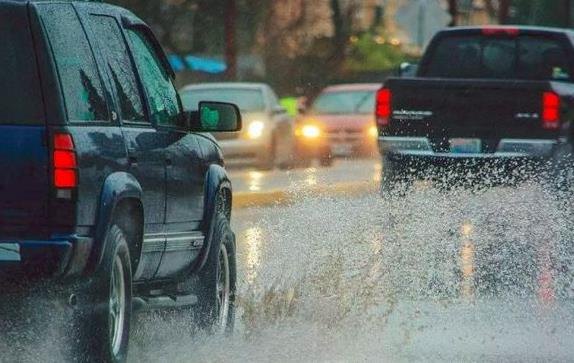 雨天開車要注意哪些內容?雨天開車正確的方法是什么