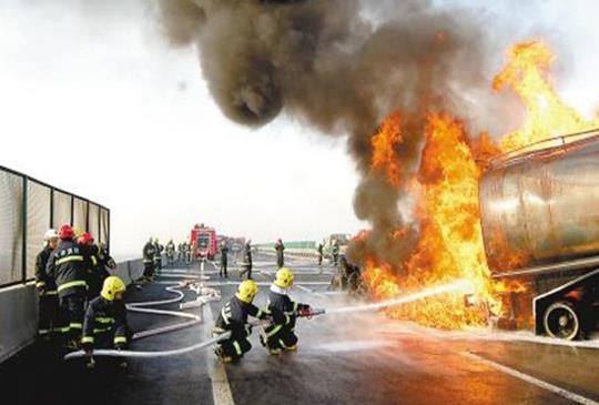 油罐車爆炸怎么躲避?油罐車在太陽(yáng)下會(huì)不會(huì)爆炸?