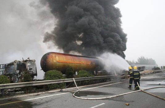 油罐車爆炸怎么躲避?油罐車在太陽(yáng)下會(huì)不會(huì)爆炸?