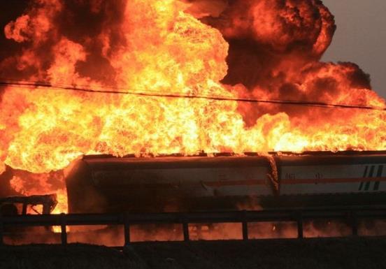 油罐車爆炸怎么躲避?油罐車在太陽(yáng)下會(huì)不會(huì)爆炸?