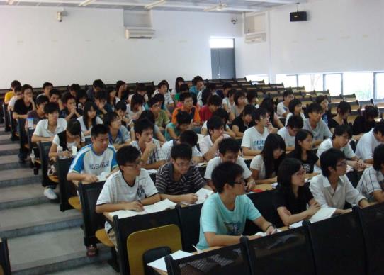 大學(xué)生談女朋友一個(gè)月要花多少錢(qián)?大學(xué)生活費(fèi)一個(gè)月多少錢(qián)合適?
