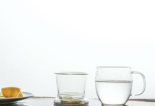 玻璃杯內(nèi)壁有層白的是什么?玻璃杯怎么才能擦干不留水。
