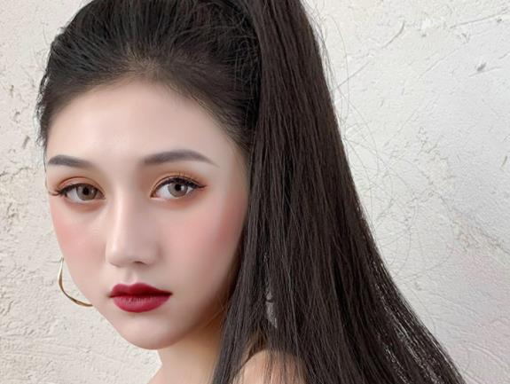 怎樣扎高馬尾不會(huì)使發(fā)際線變高 自己在家怎么剪馬尾有層次感