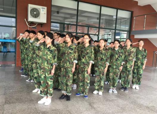 高中軍訓(xùn)一天要軍訓(xùn)幾小時?高一軍訓(xùn)什么時候開始什么時候結(jié)束