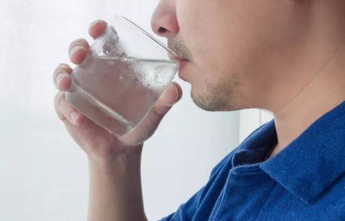 喝水喝多了會中毒嗎 每天喝水比較少會有什么后果