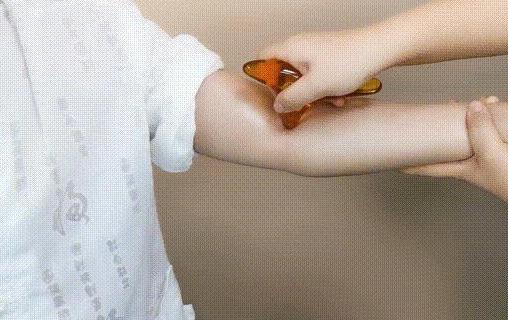 刮痧出現(xiàn)黑紫說明什么 刮痧的痕跡多久才能退
