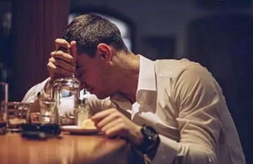 酒醉了第二天頭痛怎么辦 酒醉后多少個(gè)小時(shí)能清醒
