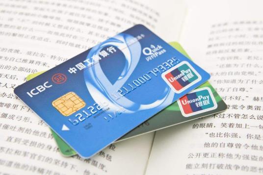 銀行卡吞卡了必須24小時(shí)之內(nèi)取嗎?銀行卡不解鎖有影響嗎?