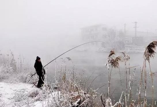 下雪天釣魚(yú)是釣深水還是釣淺水?下雪天釣魚(yú)用什么餌料好?