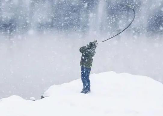 下雪天釣魚(yú)是釣深水還是釣淺水?下雪天釣魚(yú)用什么餌料好?